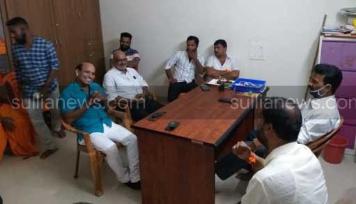 ಧಾರ್ಮಿಕ ಭಾವನೆಗೆ ಧಕ್ಕೆ | ವಿಹಿಂಪ ಕಚೇರಿಗೆ ತೆರಳಿ ಕ್ಷಮೆಯಾಚಿಸಿದ ಕಲಾವಿದ ಅರವಿಂದ ಬೋಳಾರ್