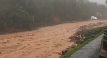 ಶಿರಸಿಯ ಬಳಿ ಭಾರಿ ಮಳೆಯಿಂದ ಕೊಚ್ಚಿಹೋದ ಕಾರು 