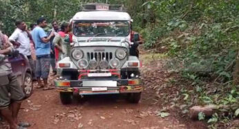 ಗ್ರಾಮೀಣ ಭಾರತ | ಅನಾರೋಗ್ಯಕ್ಕೆ ತುತ್ತಾದ ಮಹಿಳೆಯನ್ನು ಬಡಿಗೆಯಲ್ಲಿ ಕಟ್ಟಿ ಆಸ್ಪತ್ರೆಗೆ ಸಾಗಿಸಿದ ಘಟನೆ | ಜೀಪು ಸಾಗುವ ವ್ಯವಸ್ಥೆ ಇದ್ದರೂ ಬಡಿಗೆಯಲ್ಲಿ ಹೊತ್ತರು…! | ಗ್ರಾಪಂ ಸದಸ್ಯರಿಂದ ತರಾಟೆ | ರಸ್ತೆಗಾಗಿ ವಾಸ್ತವ ತಿರುಚಿದರು..!?