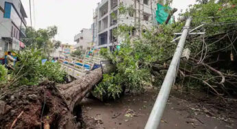#CycloneBiparjoy | ಗುಜರಾತಲ್ಲಿ ಅಪ್ಪಳಿಸಿದ ಚಂಡಮಾರುತ | ಚಂಡಮಾರುತಕ್ಕೆ 25 ಕ್ಕೂ ಅಧಿಕ ಮಂದಿಗೆ ಗಾಯ | 30 ಕ್ಕೂ ಅಧಿಕ ಪ್ರಾಣಿಗಳ ಸಾವು | 900+ ಗ್ರಾಮಗಳು ಕತ್ತಲಲ್ಲಿ |