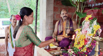 ಗಣಪನ ಬೆಳಗುವ ಭಕ್ತರು | ಸಾರ್ವಜನಿಕ ಗಣೇಶೋತ್ಸವದಲ್ಲಿ ಭಕ್ತರಿಂದಲೇ ಗಣಪನಿಗೆ ಆರತಿ | ಉಬರಡ್ಕದಲ್ಲಿ ಮಾದರಿ ಗಣೇಶೋತ್ಸವ |